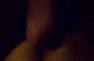XXX Scopa una donna snella nella sua biancheria intima, erotico, nero e magenta video amatoriale ragazze